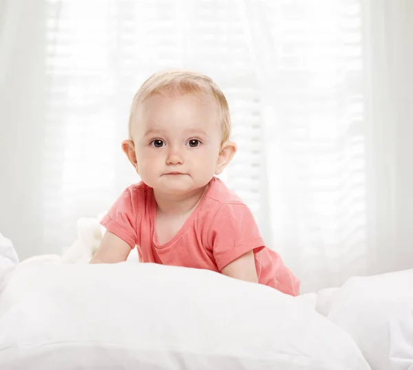 Happy baby kind in bed — Stockfoto