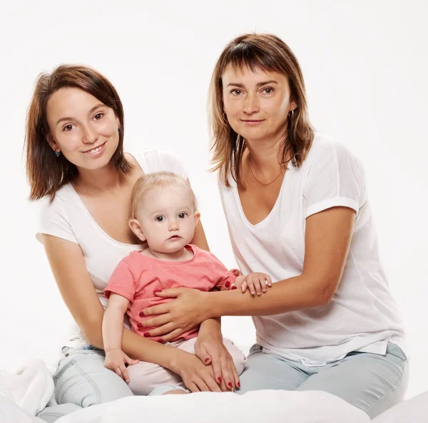 Mutlu anne kızı ve beyaz arka plan ile yatakta istirahat Büyükanne ile