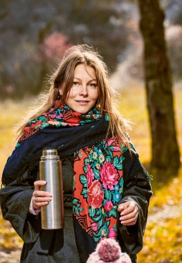 Termoslu genç bir kadın.