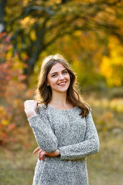 Elegant woman in park — Stock Photo, Image