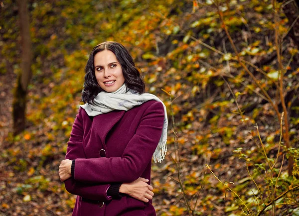 Erwachsene Frau über die Natur im Wald — Stockfoto