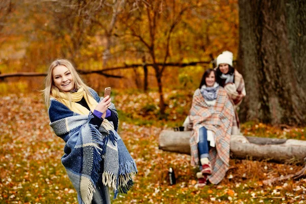 秋の公園で女性を撮影 — ストック写真