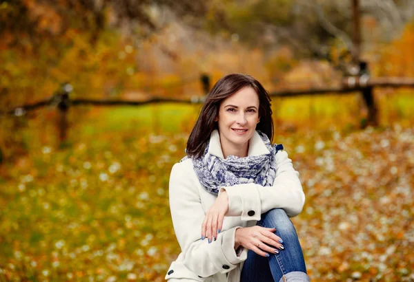 Hübsche Frau sitzt auf Baum — Stockfoto