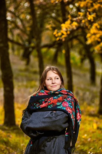 Modische Frau im Park — Stockfoto