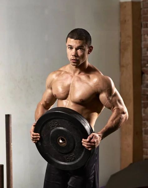 Handsome strong man weightlifter — Stock Photo, Image