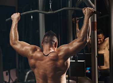 Kaslı adam eğitim spor salonu