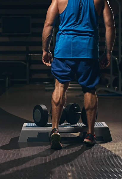 ダンベルでふくらはぎの筋肉をトレーニング — ストック写真