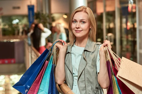 Vrouw plezier in winkelcentrum — Stockfoto