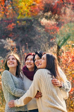 Yürüyüşte olumlu kız