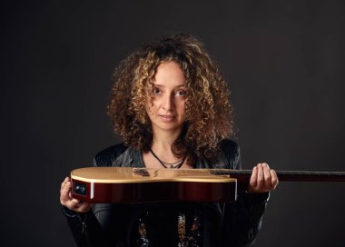 Gitarlı genç kadın.