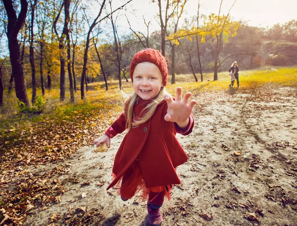 Playful girl in park — Stock Photo, Image