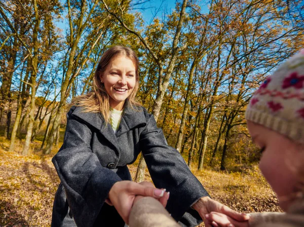 Spelen in de herfst park — Stockfoto