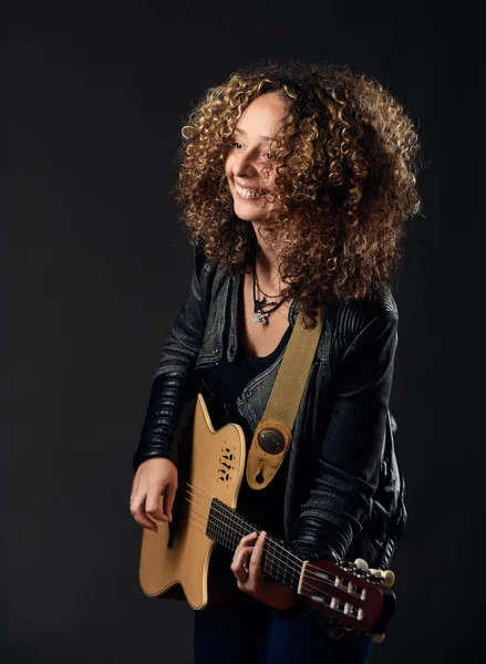 Vrouw die gitaar speelt — Stockfoto