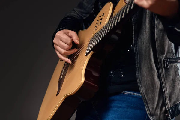 Close-up of the guitar player — Stock Photo, Image