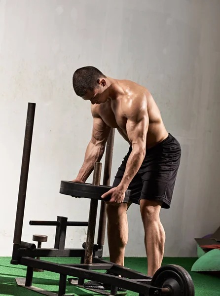Athlete lifting weight — Stock Photo, Image