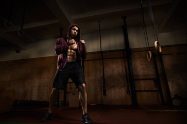 Genç adam kick boks eğitimi