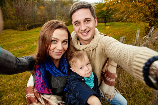 Familie selfie in bos — Stockfoto