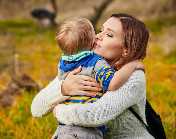 Liefhebbende moeder en zoon — Stockfoto