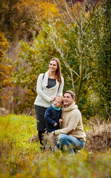 Portret in bos en gelukkige familie — Stockfoto