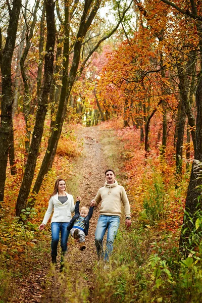 Familie wandelen in herfst bos — Stockfoto