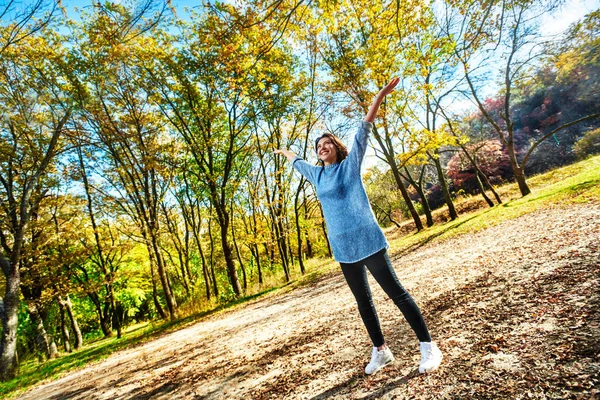 Positive woman in park — Stock Photo, Image