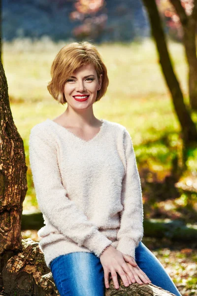 Mulher rindo no parque de outono — Fotografia de Stock