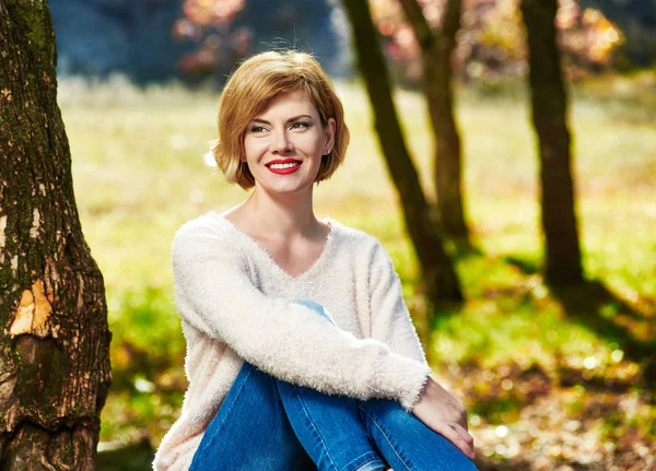 Schönheit Frau im Park — Stockfoto