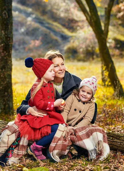 Moeder en kinderen in park — Stockfoto