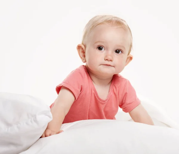 Retrato bebé niño en la cama —  Fotos de Stock