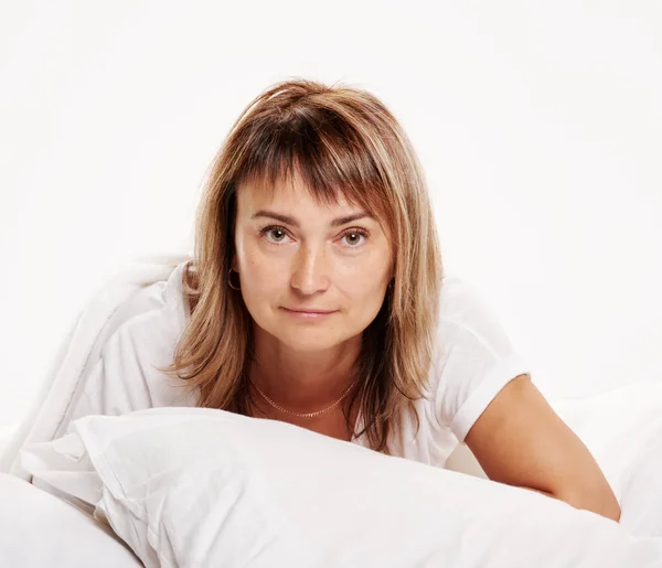 Senior Kvinna på sängen stående — Stockfoto