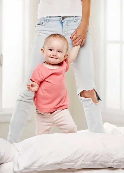 Glückliches Baby beim Spielen — Stockfoto