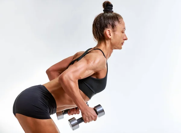 Mulher treinando com halteres — Fotografia de Stock