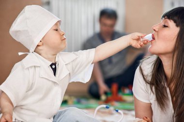 Annesiyle oynayan çocuk