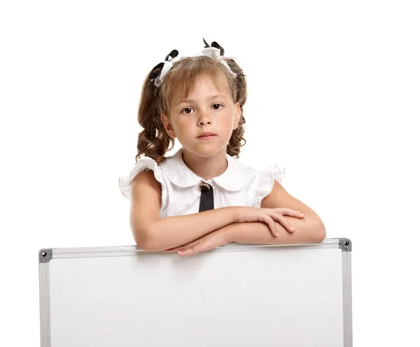 Vertrouwen schoolmeisje met whiteboard — Stockfoto