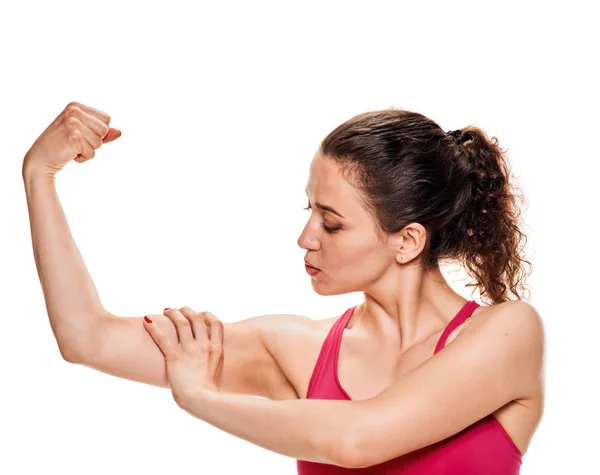 Fitness-Frau zeigt Bizeps-Muskeln — Stockfoto
