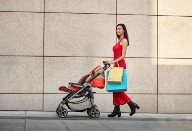 satır başı ile yürüyen kadın