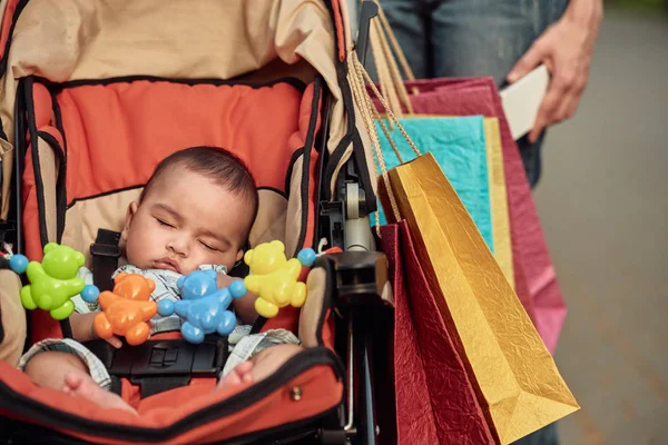เด็กนอนในรถม้า — ภาพถ่ายสต็อก