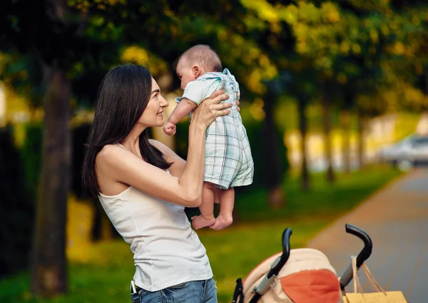 Madre con neonato nel parco — Foto Stock