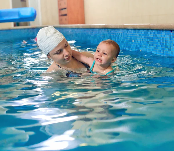 Bebé con madre en la piscina —  Fotos de Stock