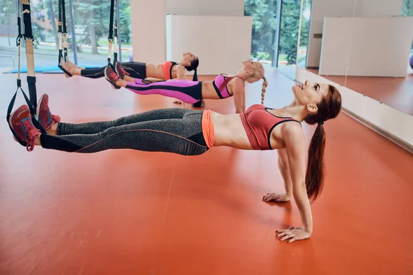 Drie fitness vrouwen oefenen — Stockfoto