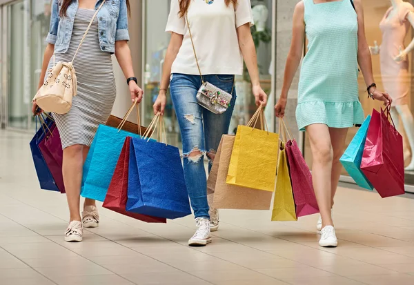 Uzun bacaklı alışverişe çıkmayı kadınlar