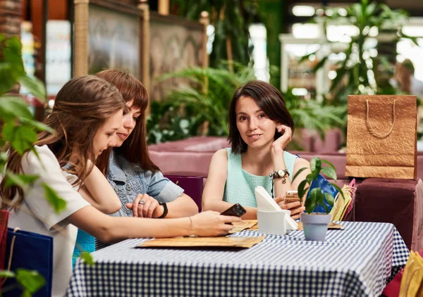 Três namoradas no café — Fotografia de Stock