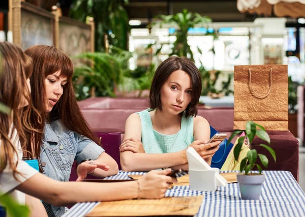Grupo de três namoradas no café — Fotografia de Stock