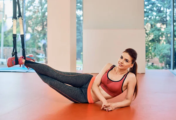 Fitness-Mädchen auf dem Boden liegend. Wenig Entspannung — Stockfoto