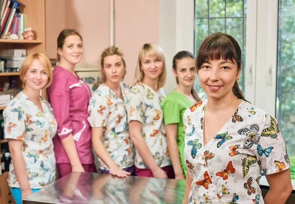 Grupo de médicos en el veterinario —  Fotos de Stock