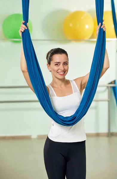 Attarctive vrouw aerial yoga hangmat — Stockfoto