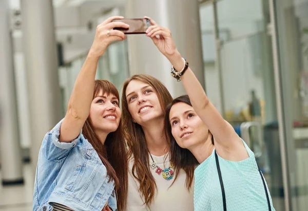 Selfie enquanto faz compras — Fotografia de Stock