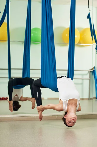 Yoga al revés —  Fotos de Stock