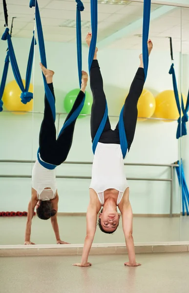 Upside down yoga training — Stock Photo, Image