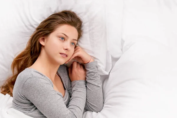 Jonge vrouw die droomt in bed — Stockfoto